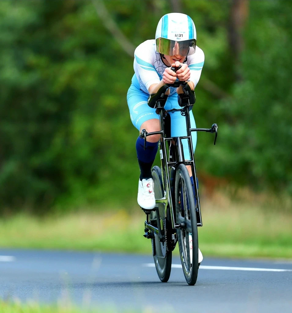 Jan Höing in Aero-Position auf dem Zeitfahrrad im Wettkampf.